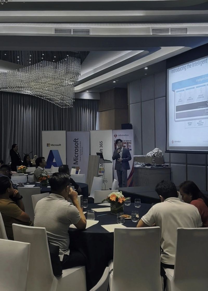 Xavier presenting an Informatica architecture workshop to partner teams.